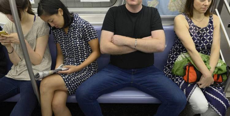 En Madrid Prohíben A Los Hombres Sentarse Con Las Piernas Muy Abiertas En El Transporte