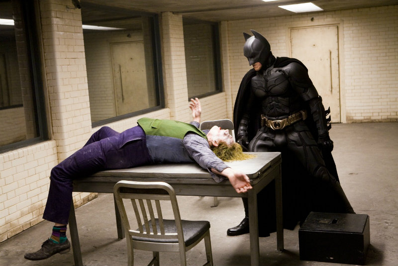 Christian Bale contó la extraña petición que le hizo el «Joker» en rodaje  de «Batman» — RadioActiva 