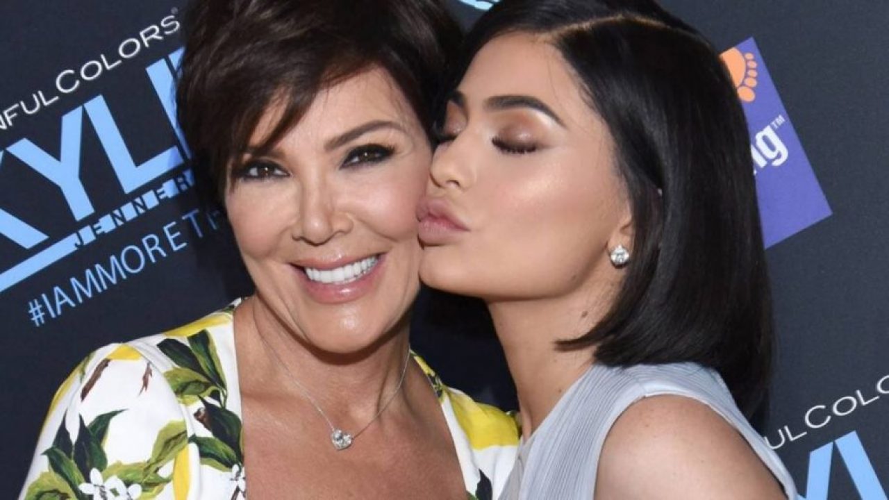 Kylie Jenner Decora Su Casa Con Una Inquietante Estatua De Su Madre